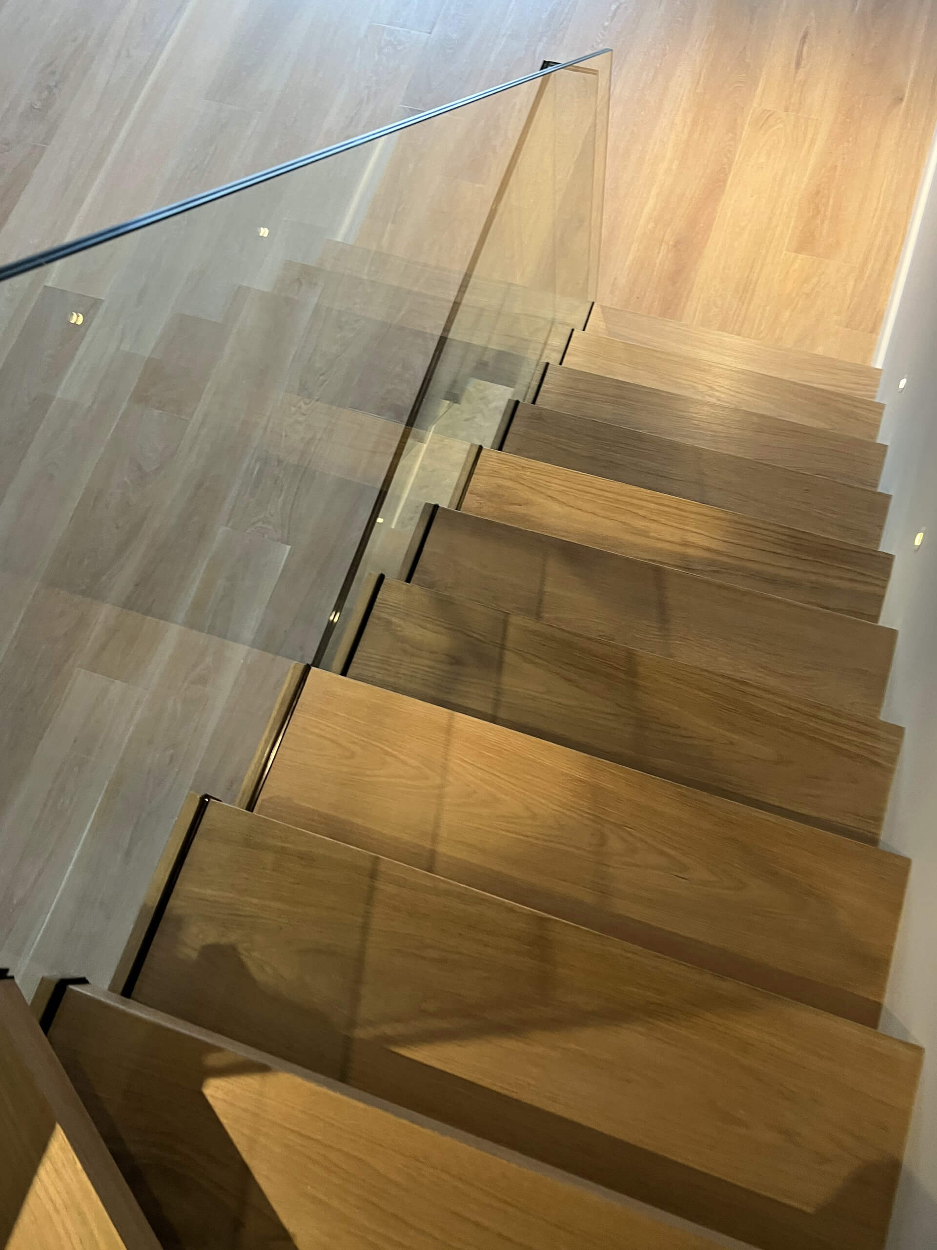 Floating Staircase With Frameless Glass Balustrade And Light Brown Oak Treads (2)