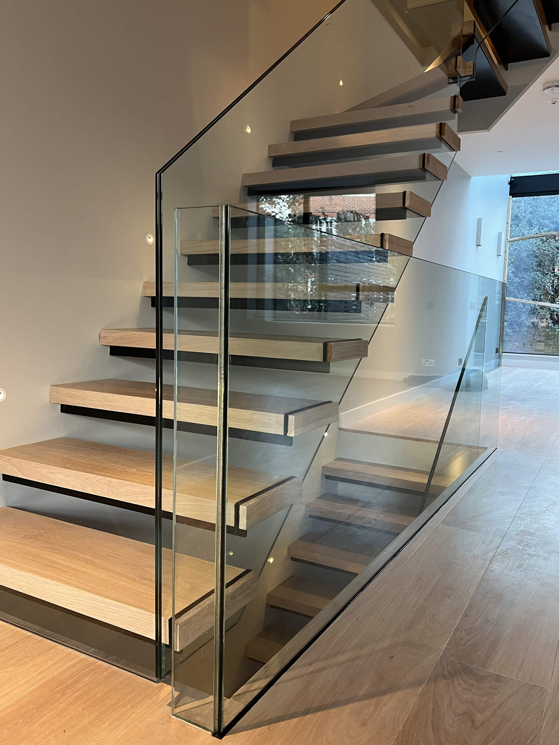 Floating Staircase With Frameless Glass Balustrade And Light Brown Oak Treads (5)
